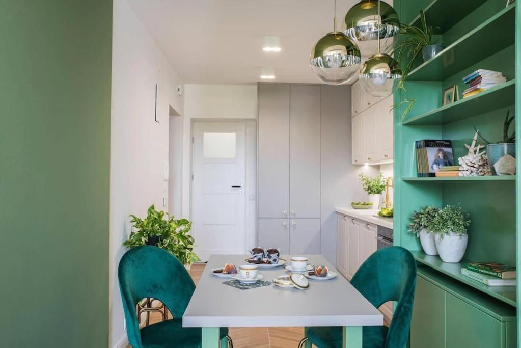Verdant Oasis - Old Town Studio - By Upstairs Krakau Exterior foto